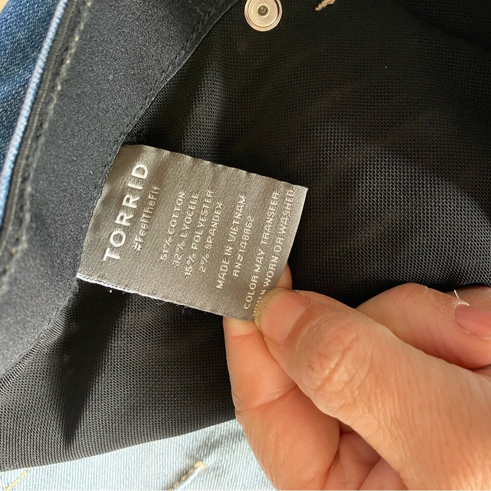 Torrid new Bombshell flare Button Fly Light Wash‎ 24 regular - Picture 6 of 7